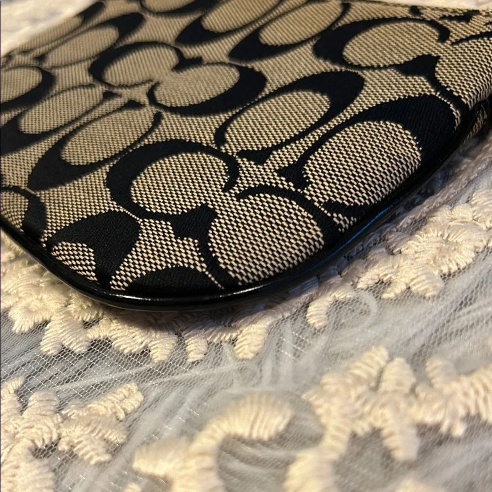 SOLD⚫️Coach Signature Wristlet - Picture 4 of 8